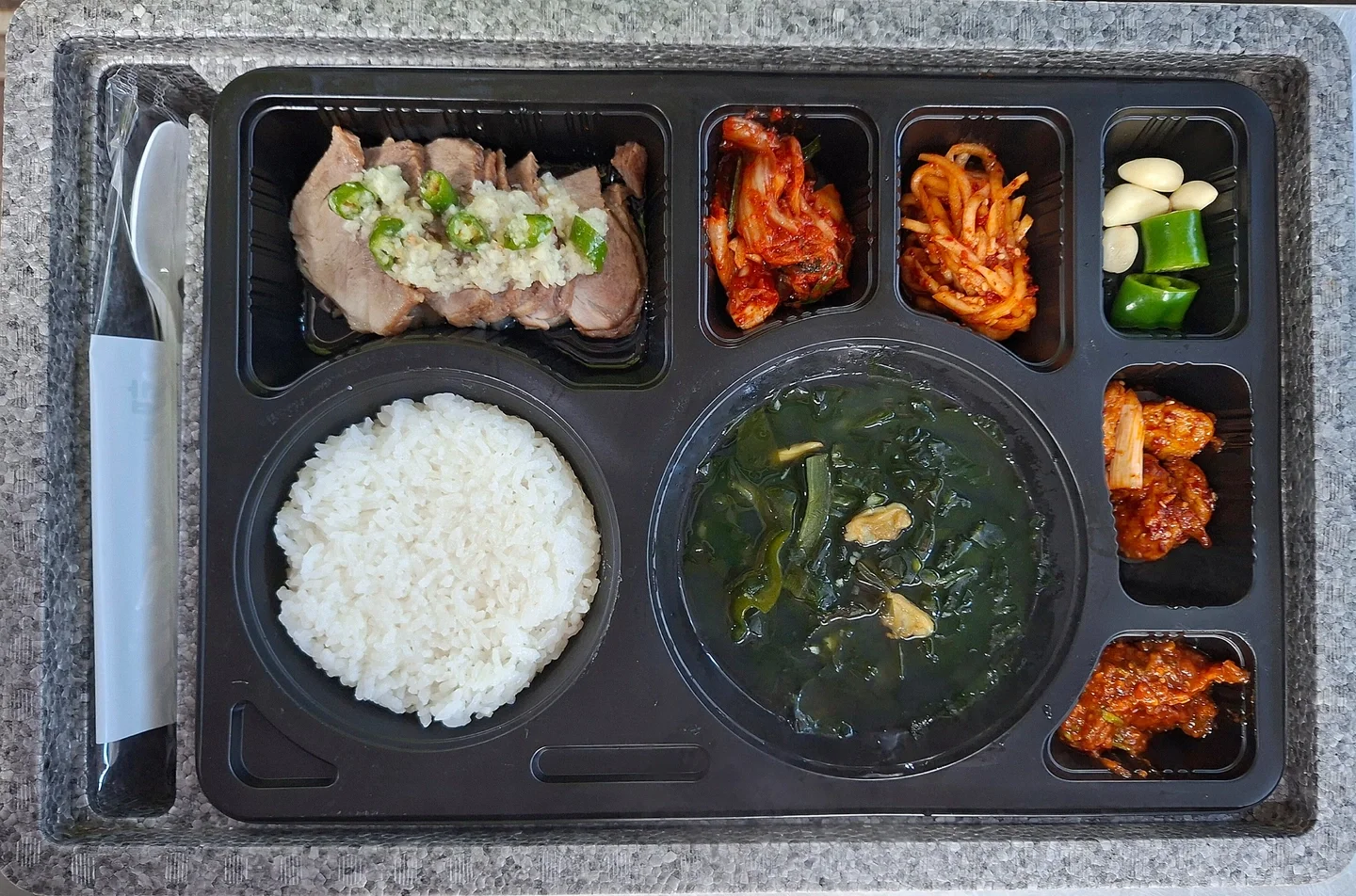 밥과 국, 반찬을 담은 도시락을 보온 용기에 포장한 모습