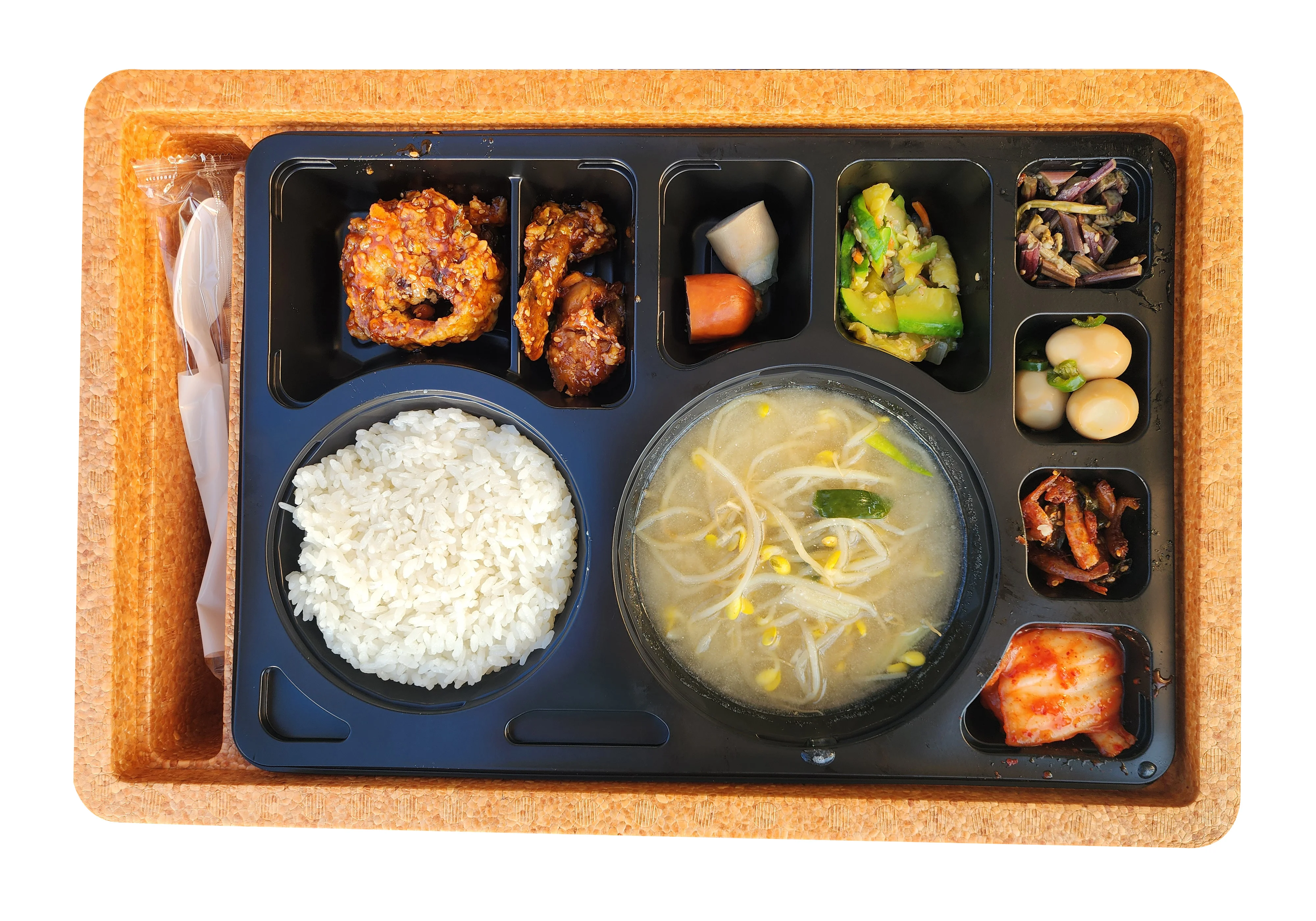 보온 용기에 담긴 밥과 국, 여러 반찬의 도시락 구성