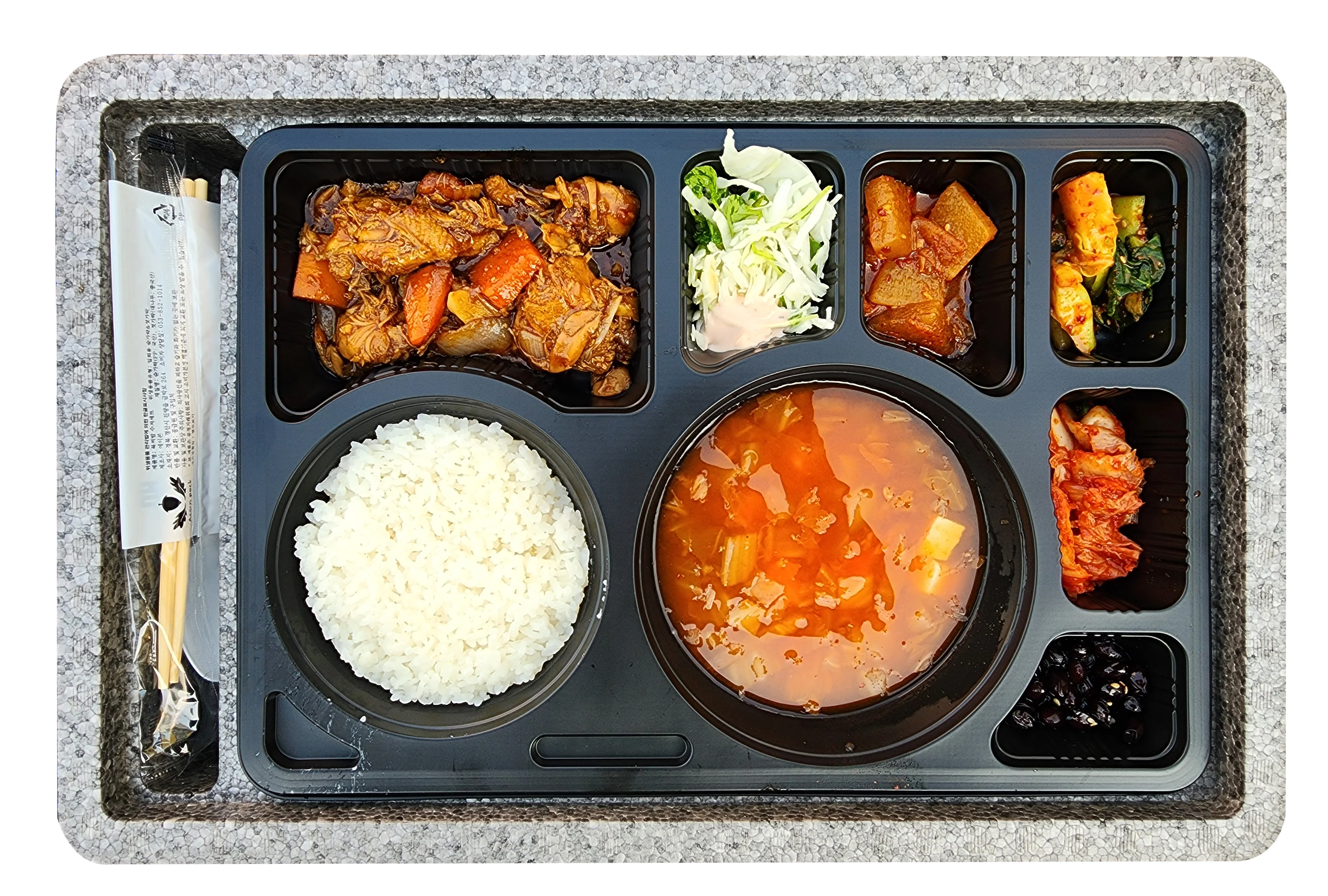 밥과 붉은 국, 샐러드와 반찬을 담은 도시락
