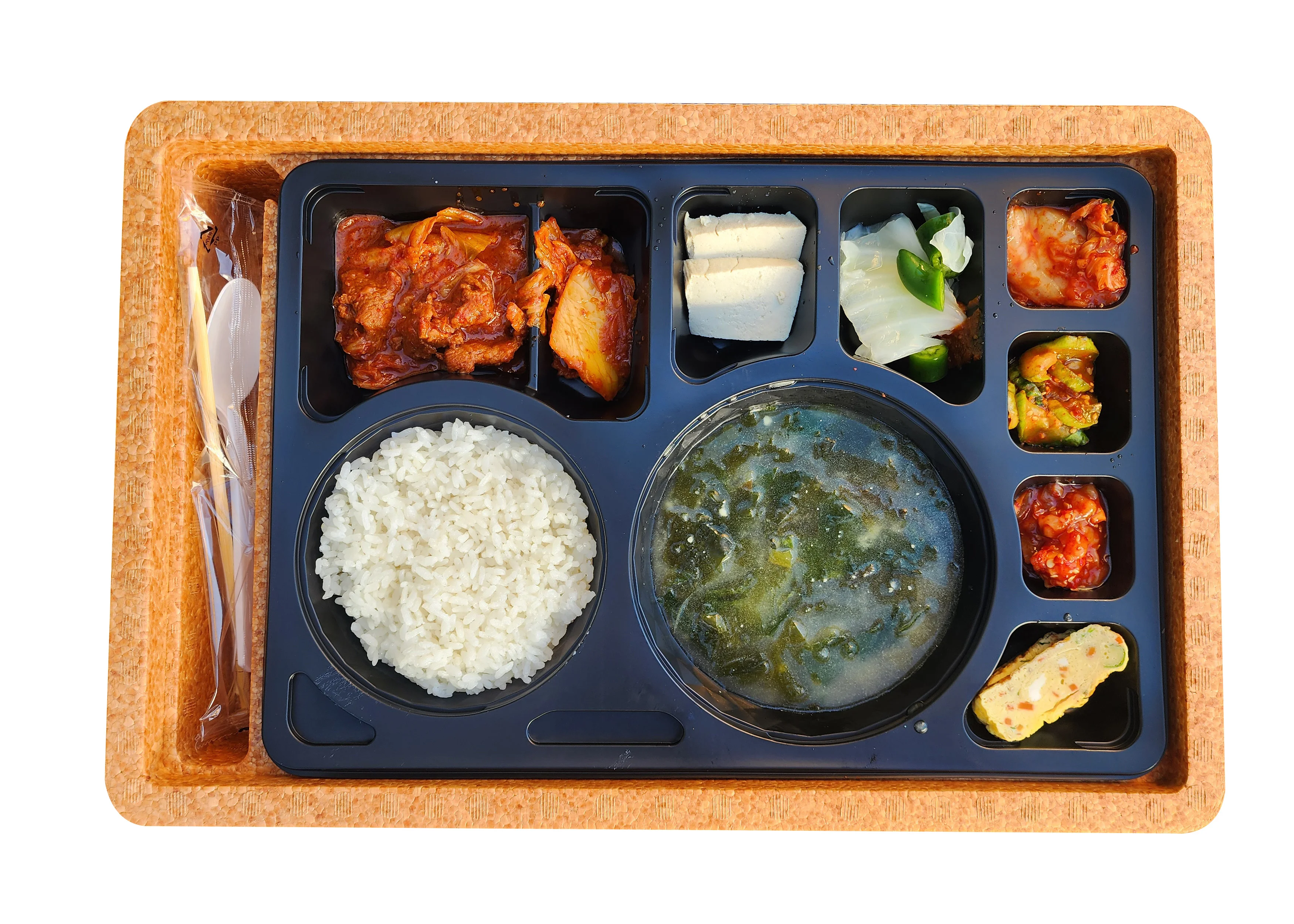 밥과 미역국, 두부와 계란말이 등을 담은 도시락