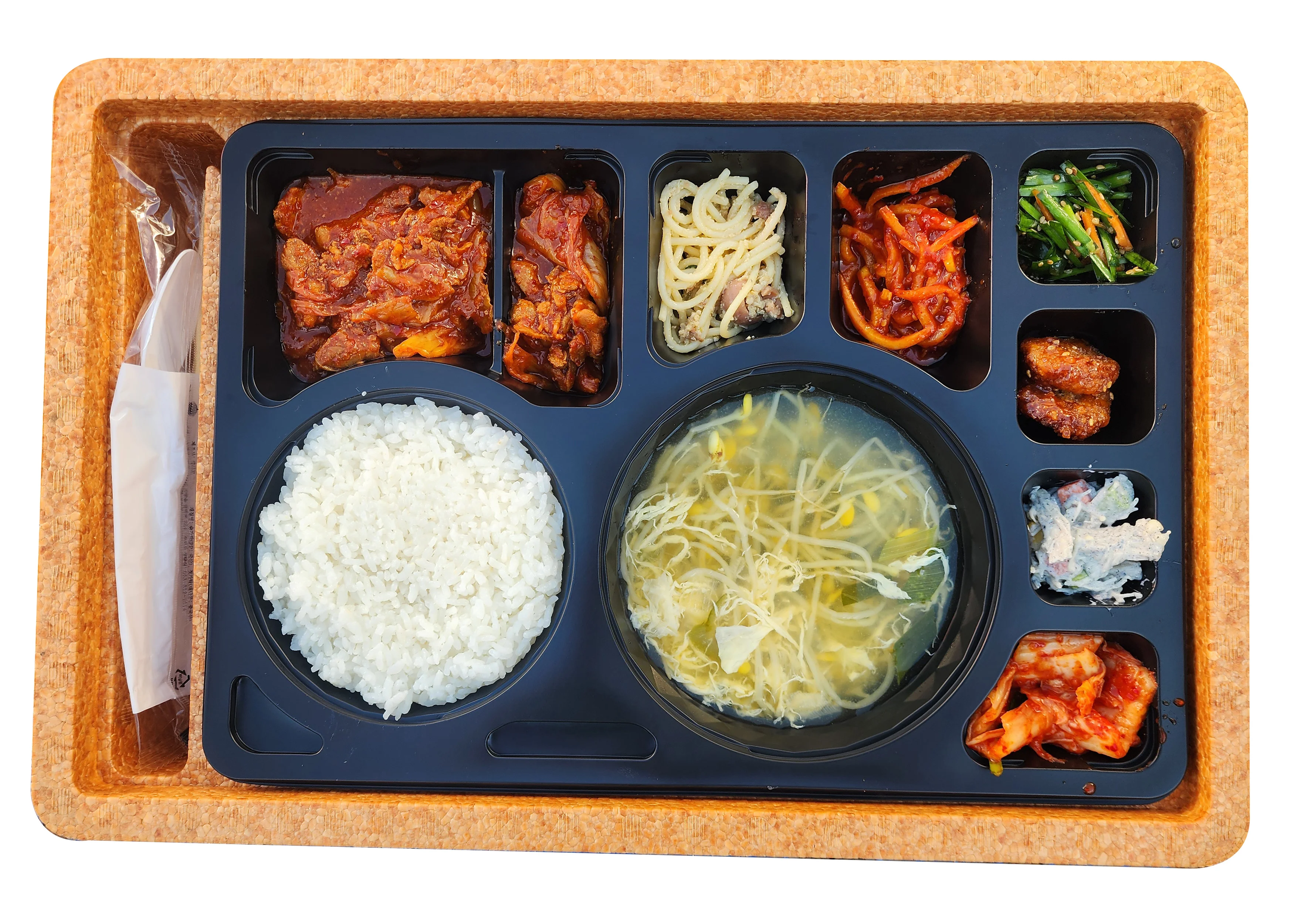 밥과 콩나물국, 여러 반찬을 담은 도시락