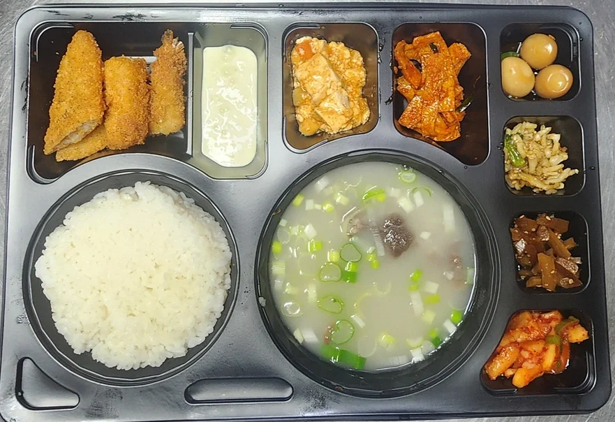 밥과 국, 여러 반찬을 한 용기에 담은 참도시락 실제 구성 예시